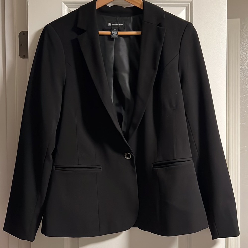 Black Blazer, great for work or pair it with a pair of light jeans & Boots!